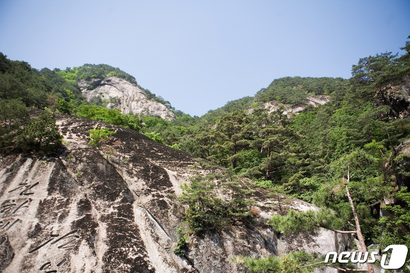 본문 이미지 - 만폭동 계곡에서 본 묘향산. 이 계곡길을 더 오르면 단군의 전설이 전해오는 단군대와 단군사(檀君祠, 단군굴)가 나온다. (미디어한국학 제공) 2020.11.28.ⓒ 뉴스1