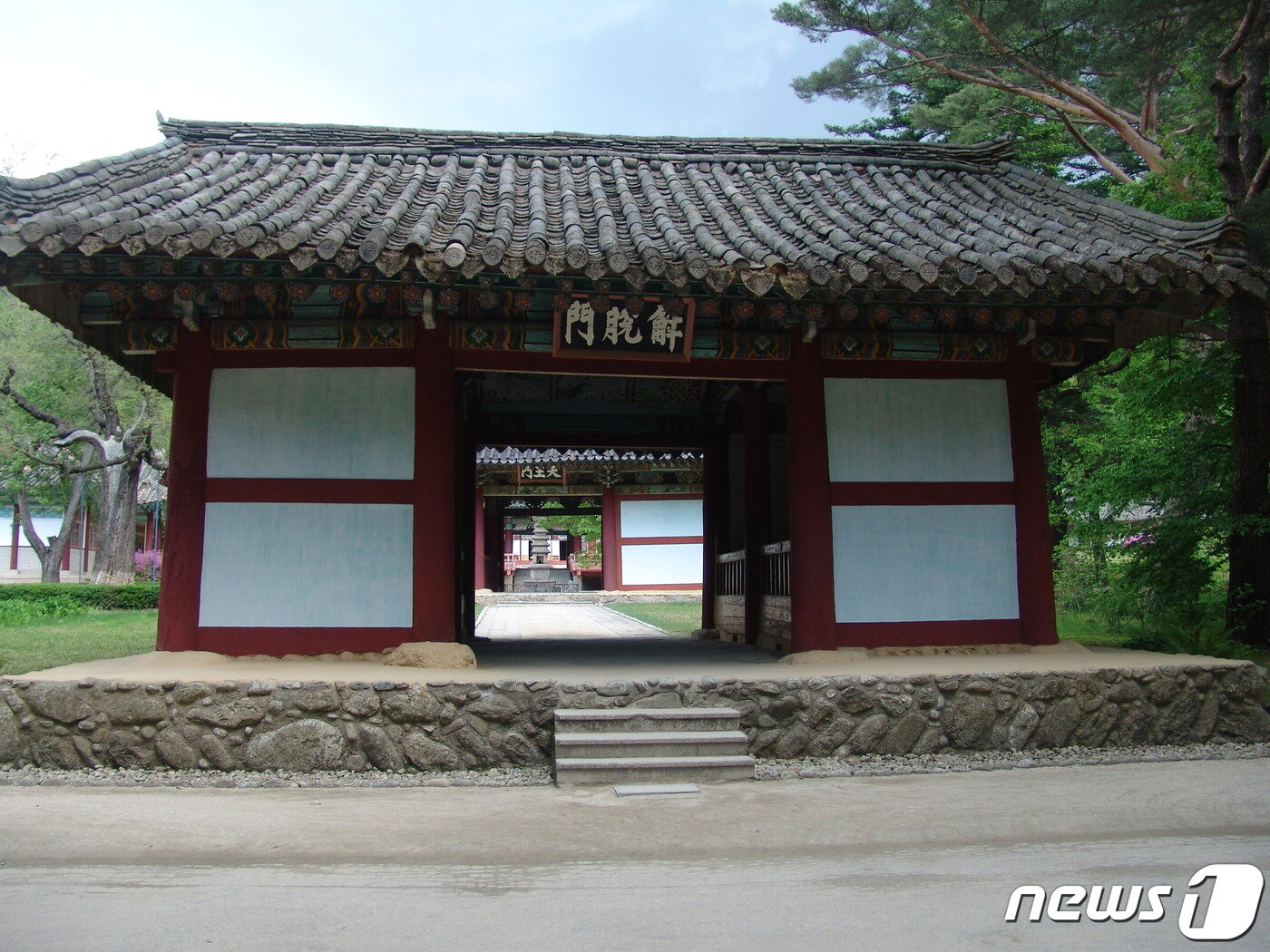 본문 이미지 - 보현사 해탈문과 천왕문. 조계문부터 대웅전까지 전각들이 남북으로 일직선상에 위치하고 있다. (미디어한국학 제공)2020.11.28.ⓒ 뉴스1