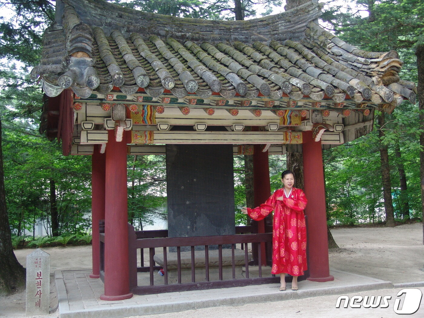 본문 이미지 - 2007년 5월 보현사 해설강사가 보현사비(普賢寺碑)에 대해 설명하고 있다. 보현사의 내력을 기록한 보현사비는 1141년에 세워졌으며, 김부식(金富軾)이 내용을 썼다.(미디어한국학 제공) 2020.11.28.ⓒ 뉴스1