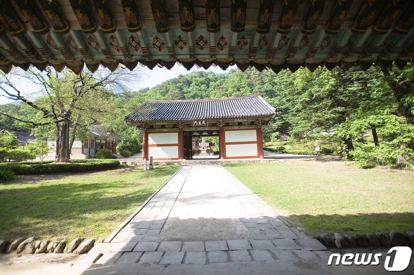 본문 이미지 - 보현사 해탈문에서 본 천왕문. (미디어한국학 제공) 2020.11.28.ⓒ 뉴스1