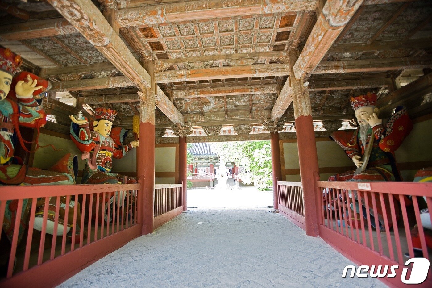 본문 이미지 - 보현사 천왕문의 천장과 사천왕상. (미디어한국학 제공) 2020.11.28.ⓒ 뉴스1