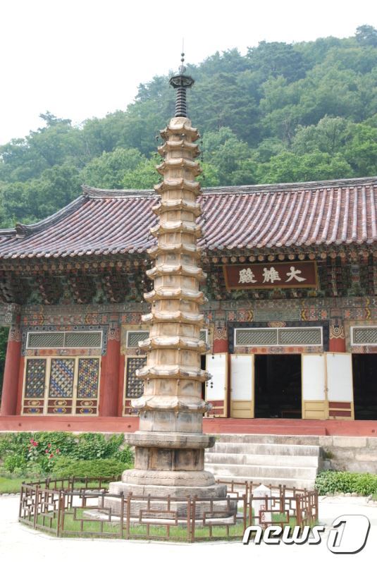 본문 이미지 - 보현사 대웅전과 8각13층탑. 대웅전은 6.25전쟁 때 파괴된 것을 1976년에 복원한 것이고, 8각13층탑은 1962년에 보수됐다. (미디어한국학 제공) 2020.11.28ⓒ 뉴스1