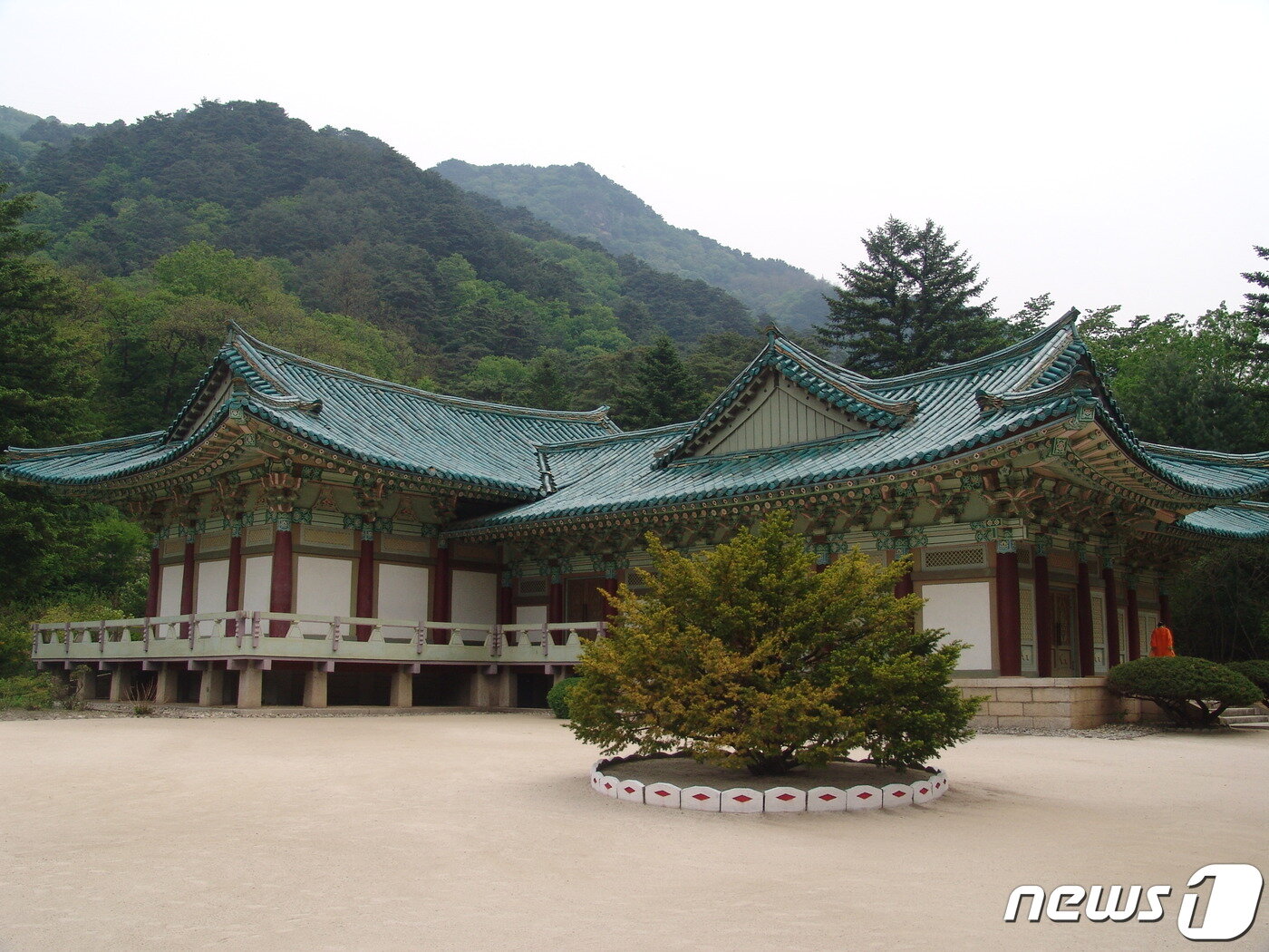 본문 이미지 - 팔만대장경의 인쇄본과 경전들이 보관돼 있는 팔만대장경보관고 외부 모습. (미디어한국학 제공) 2020.11.28.ⓒ 뉴스1