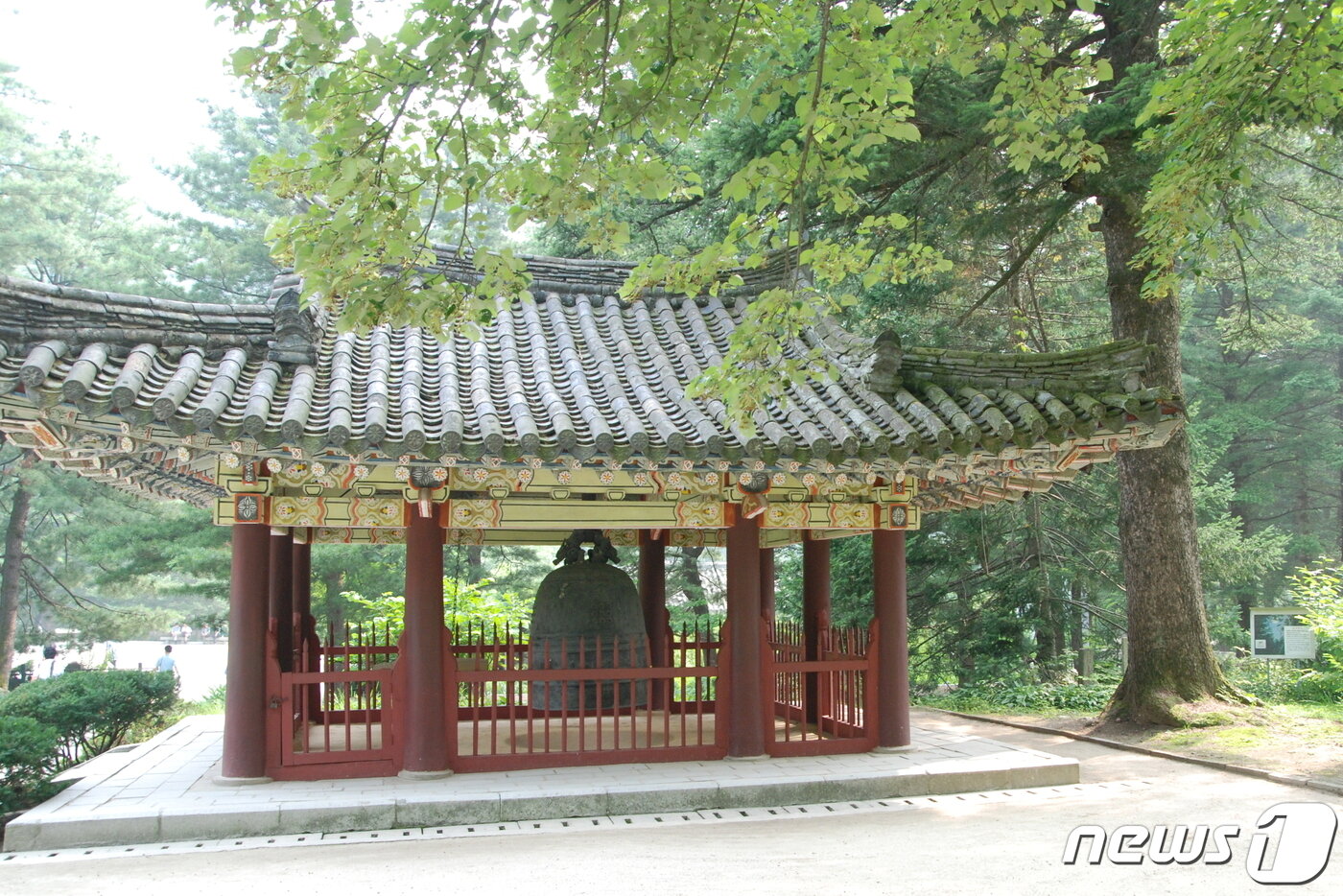 본문 이미지 - 금강산 유점사에서 옮겨온 유점사(楡岾寺) 동종(銅鐘)과 종각 전경. 1729년에 다시 주조된 동종이다. (미디어한국학 제공) 2020.11.28.ⓒ 뉴스1