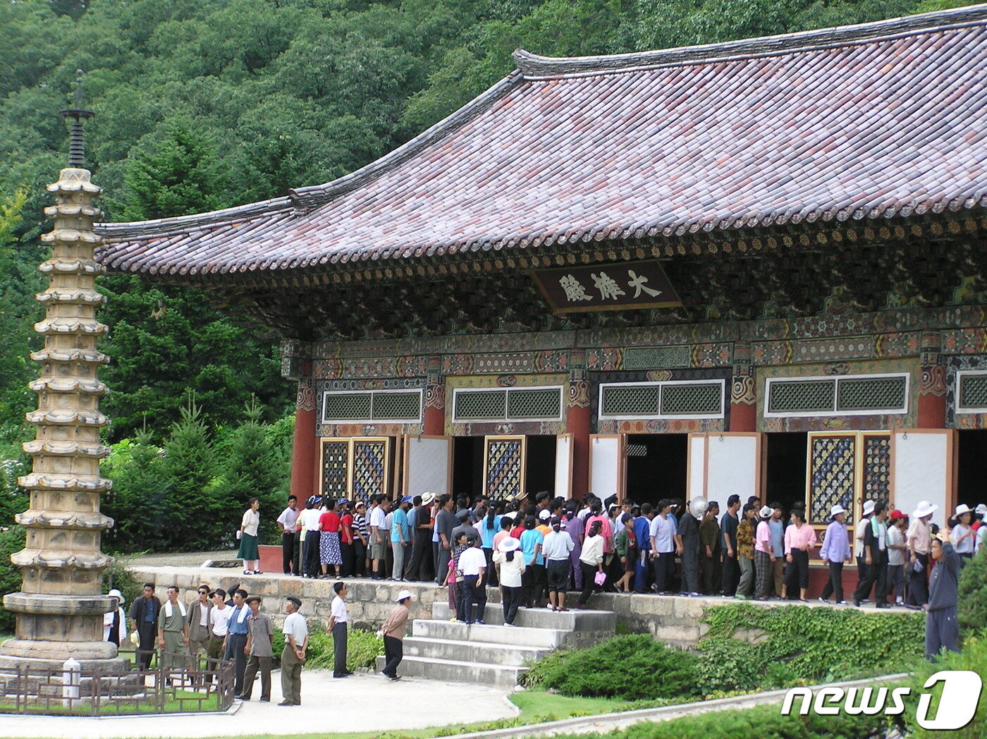 본문 이미지 - 2003년 8월 직장, 학교별로 보현사를 방문해 대웅전을 둘러보고 있는 북한 참관객들. (미디어한국학 제공) 2020.11.28.ⓒ 뉴스1