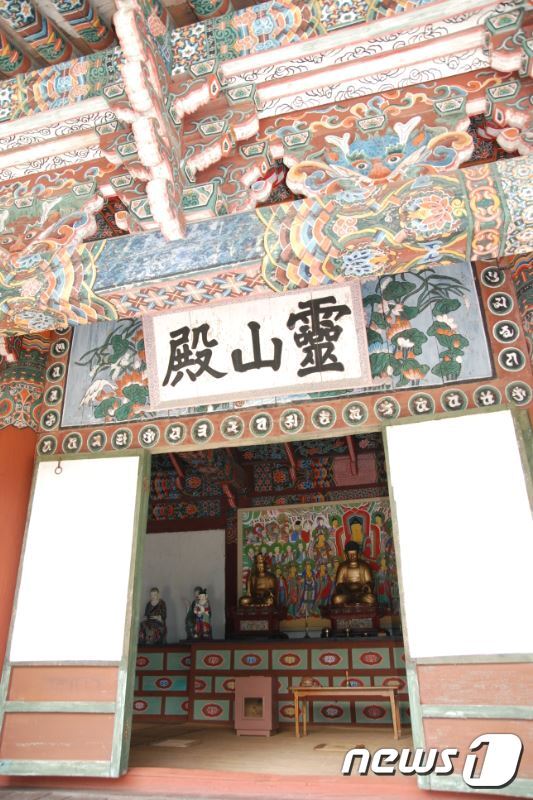 본문 이미지 - 보현사 영산전 편액과 내부 모습. (미디어한국학 제공) 2020.11.28.ⓒ 뉴스1