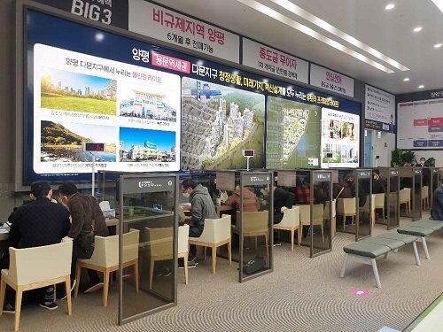 본문 이미지 - ‘양평 다문지구 반도유보라 아이비파크’ 견본주택을 찾은 방문객들이 상담을 받고 있다 ⓒ 뉴스1