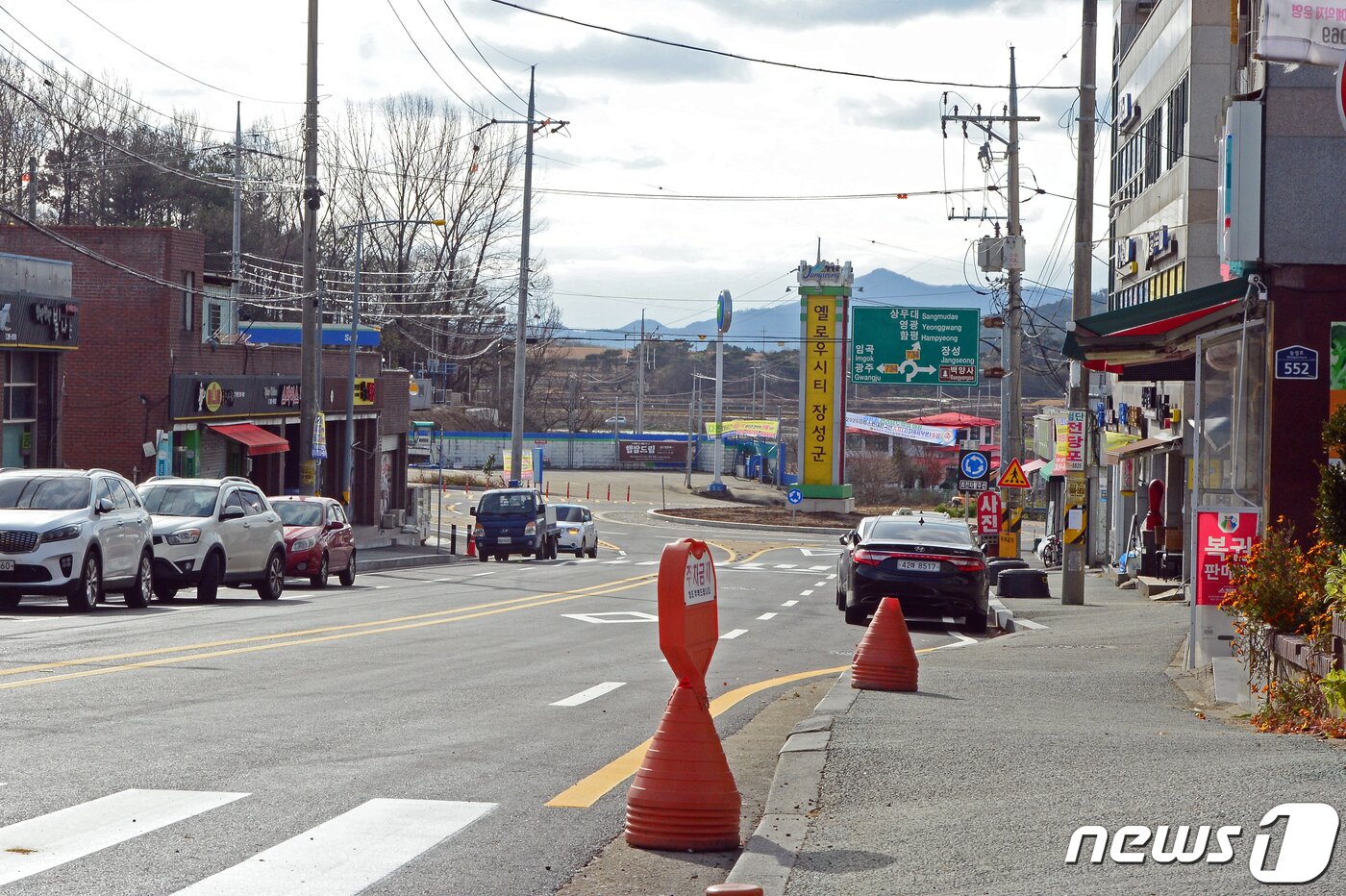 본문 이미지 - 28일 오후 1시쯤 전남 장성군 삼계면 일대가 한산한 모습을 보이고 있다. 장성에서는 이날 상무대 소속 군인 17명이 신종코로나바이러스 감염증(코로나19)에 집단 감염돼 전남 395번, 전남 400~4016번 확진자로 분류됐다.2020.11.28/뉴스1 ⓒ News1 정다움 기자