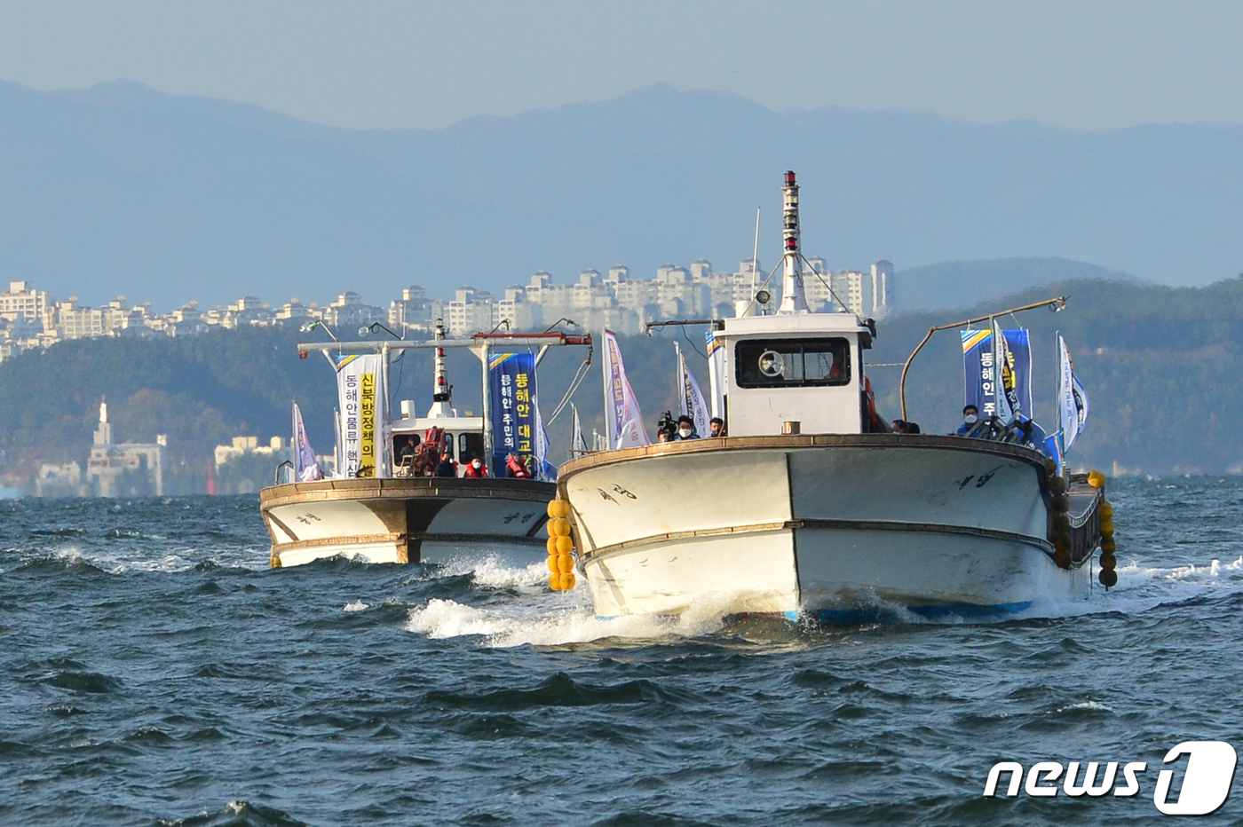 (포항=뉴스1) 최창호 기자 = 이강덕 경북 포항시장과 지역 국회의원 등이 28일 오후 북구 영일만 앞 바다에서 동해안 대교를 건설을 기원하는 퍼포먼스를 펼쳤다. 이강덕 시장과 김 …