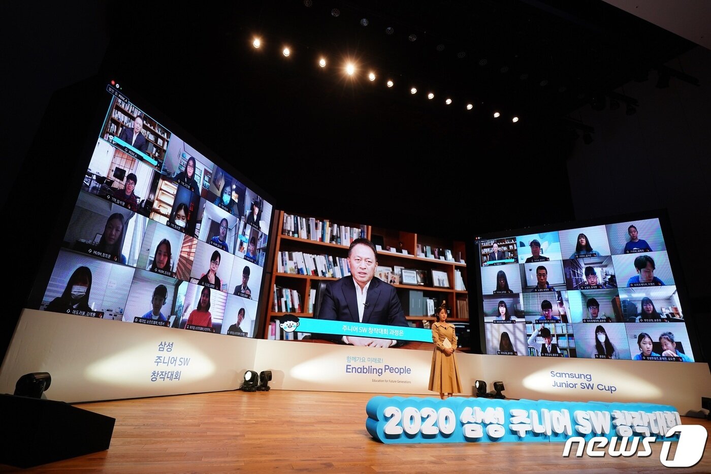 본문 이미지 - 28일 삼성전자 서울 R&D 캠퍼스에서 열린 삼성 주니어 SW 창작대회 시상식에서 최윤호 삼성전자 경영지원실장 사장이 축사를 하고 있다.(삼성전자 제공) ⓒ 뉴스1