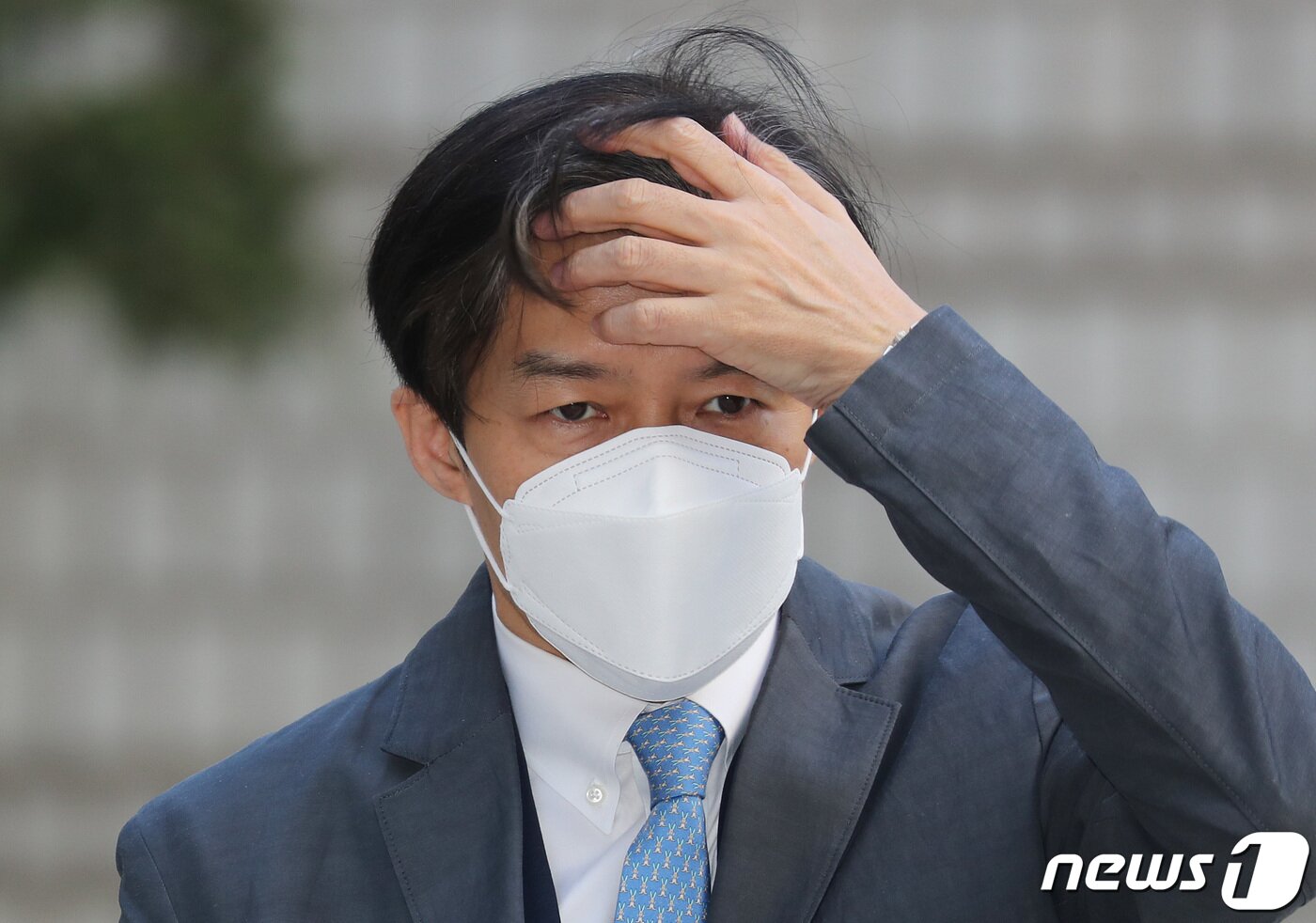 본문 이미지 - '유재수 감찰무마 혐의'를 받고 있는 조국 전 법무부 장관이 3일 오전 서울 서초구 서울중앙지방법원에서 열린 공판에 출석하고 있다. 2020.11.3/뉴스1 ⓒ News1 이재명 기자