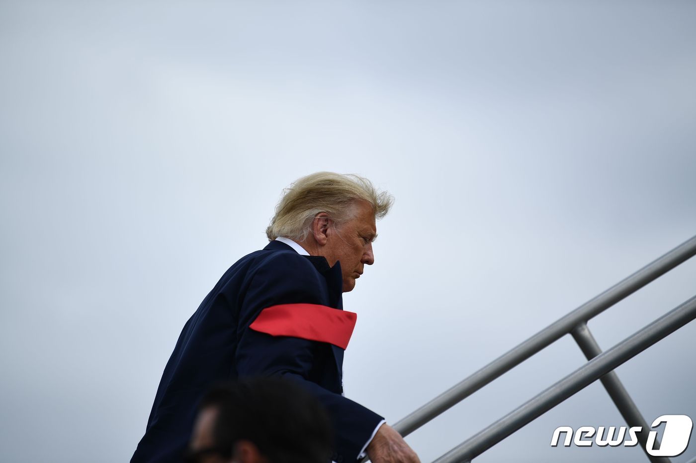 (마이애미 AFP=뉴스1) 우동명 기자 = 도널드 트럼프 미국 대통령이 2일(현지시간) 대선을 하루 앞두고 플로리다주 마이애미 공항에서 전용기를 타고 있다.ⓒ AFP=뉴스1