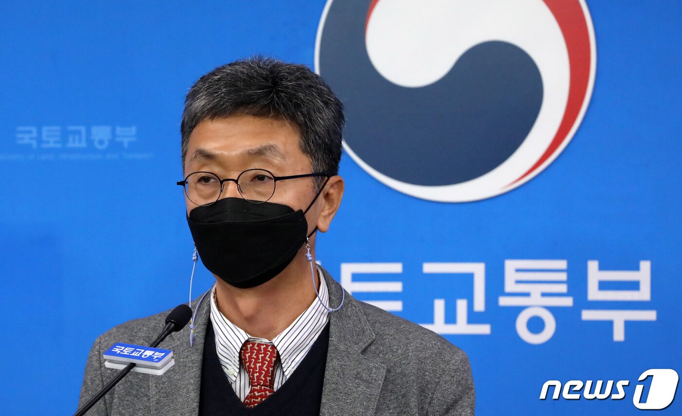 본문 이미지 - 하헌구 모빌리티혁신위원회위원장이지난해 11월3일 정부세종청사 국토교통부 기자실에서 모빌리티 서비스 혁신을 위한 권고안을 발표하고 있다. ⓒ News1 장수영 기자