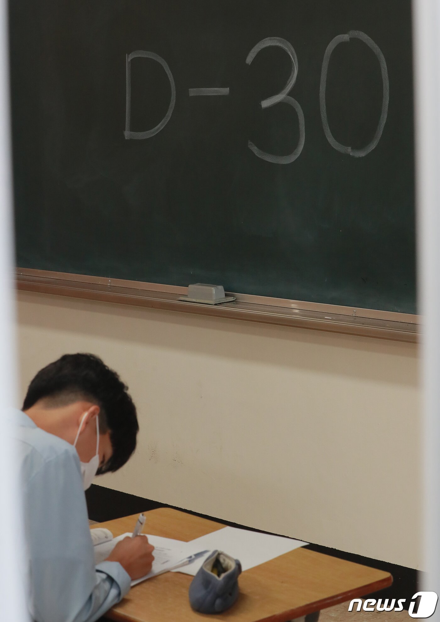 본문 이미지 - 2021학년도 대학수학능력시험을 30일 앞둔 지난 11월3일 전북 전주시 호남제일고등학교에서 고3 수험생들이 수험공부에 전념하고 있다. 2020.11.3 /뉴스1 ⓒ News1 유경석 기자