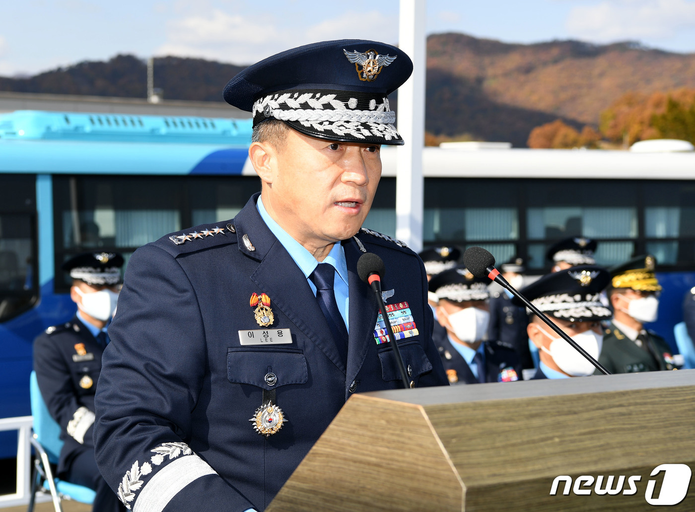 (서울=뉴스1) = 이성용 공군참모총장이 3일 충주 공군부대에서 거행된 '제39정찰비행단 창설식'에서 기념사를 하고 있다.이 총장은 "이번 비행단 창설은 국방개혁 2.0의 큰 성과 …