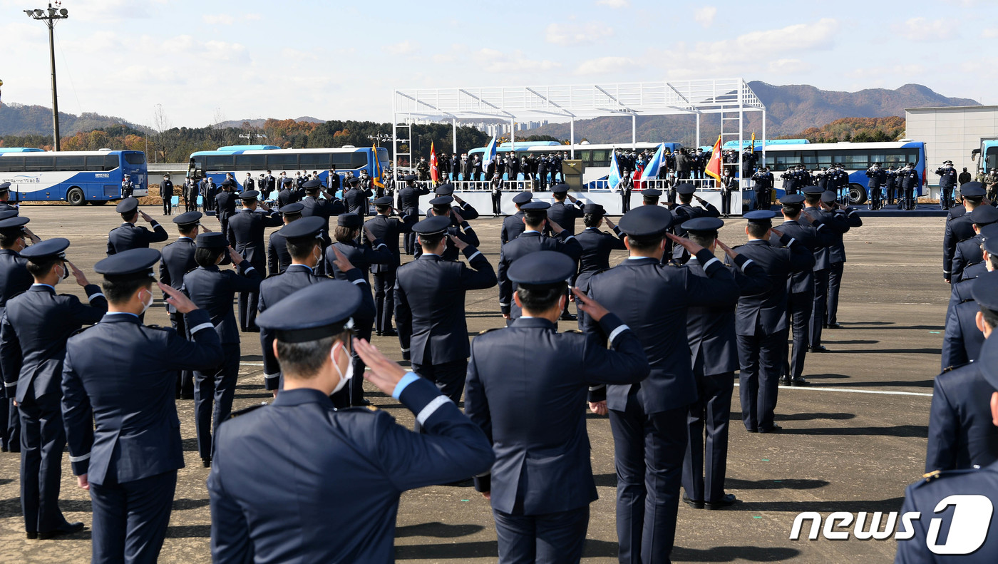 (서울=뉴스1) = 3일 충주 공군부대에서 '제39정찰비행단 창설식'이 진행되고 있다.이날 이성용 공군참모총장은 기념사를 통해 "정찰비행단은 유무인 항공 감시정찰 자산들을 복합적으 …
