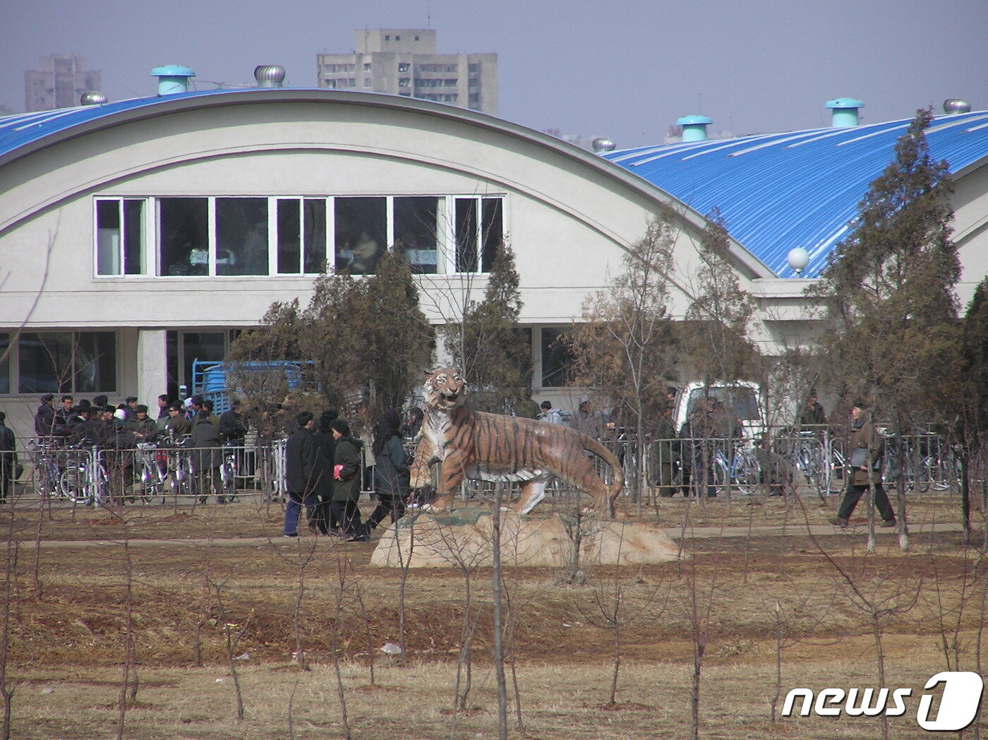 본문 이미지 - 2004년 2월 물건을 사러 나온 평양시민들로 붐비는 통일거리시장 입구 모습. 통일거리시장은 2003년 8월 북한 당국이 건설해 문을 연 첫 &#39;종합시장&#39;이다. ⓒ 뉴스1