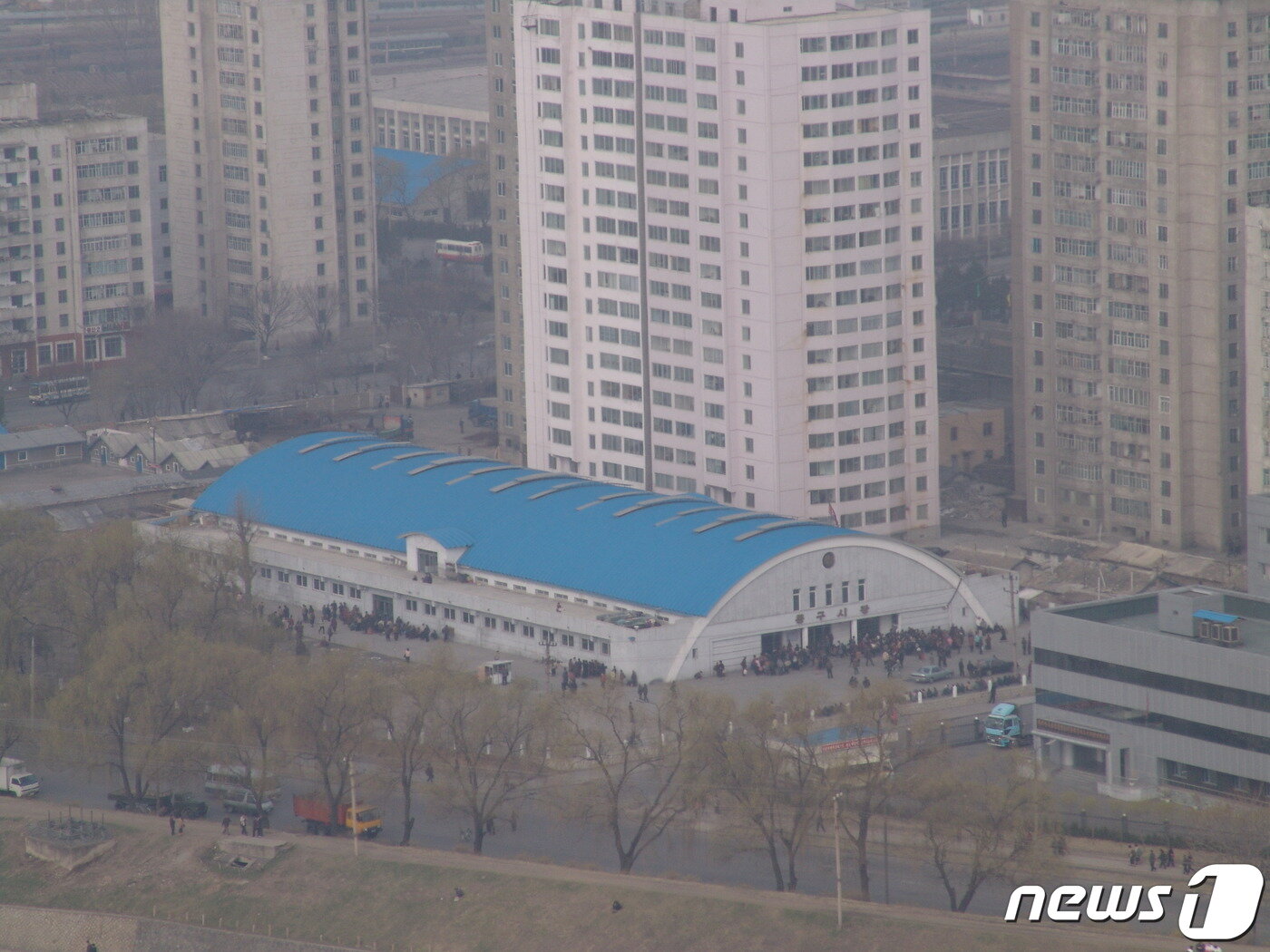 본문 이미지 - 2005년 평양 대동강변 김책공업종합대학 근처에 새로 문을 연 중구시장 전경. &#40;사진 제공: 미디어한국학&#41;ⓒ 뉴스1