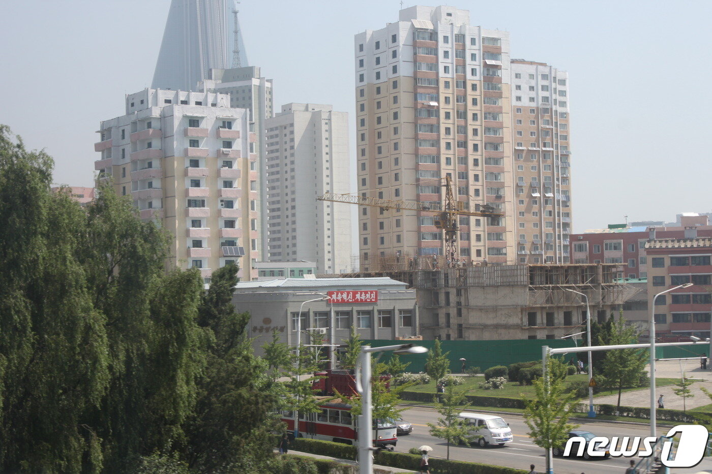 본문 이미지 - 2014년 체인점 형태로 문을 연 황금벌상점의 평양역점 모습. &#40;사진 제공: 평화경제연구소&#41;ⓒ 뉴스1