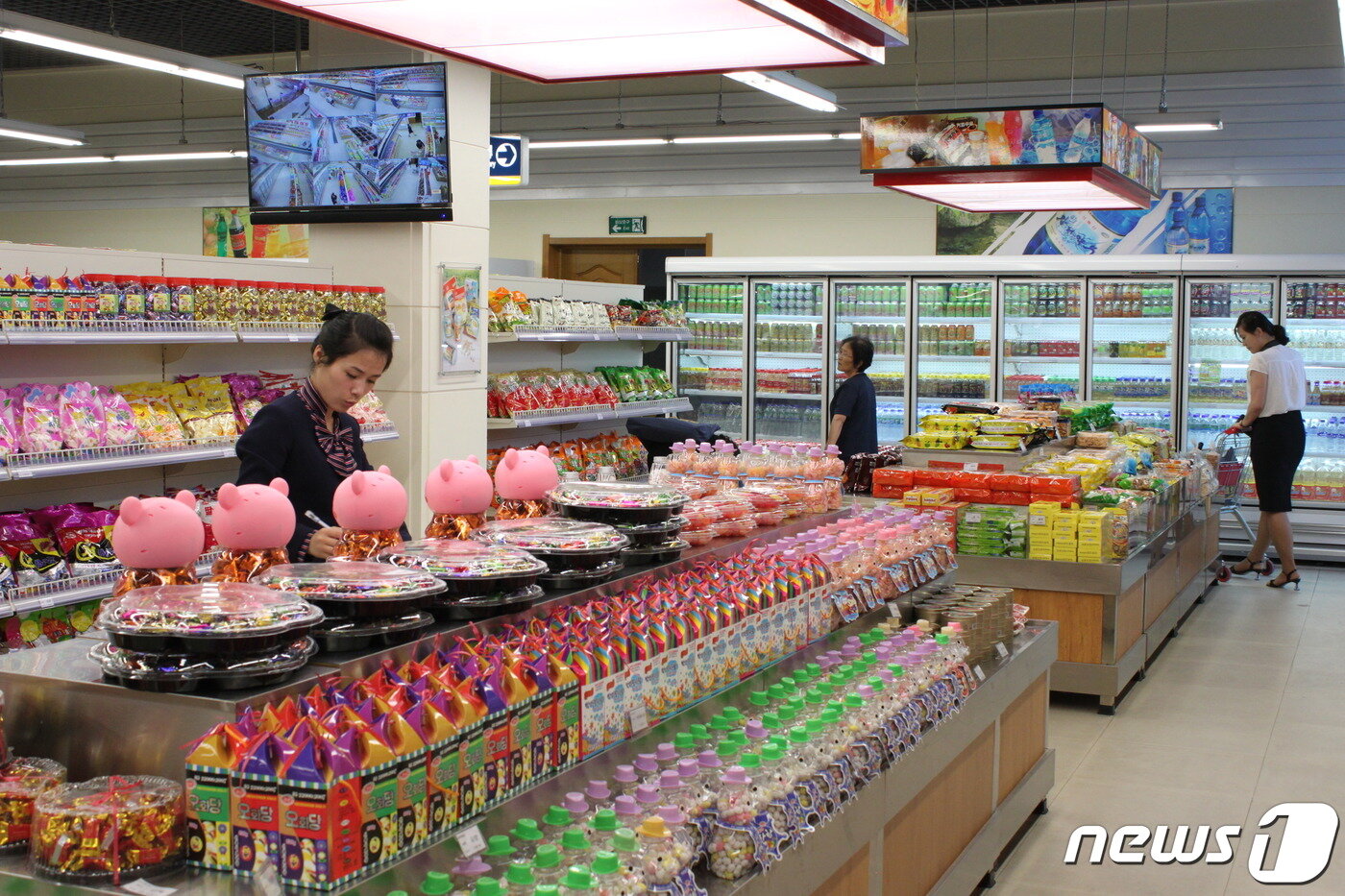 본문 이미지 - 2019년 새로 단장해 문을 연 대성백화점 1층 슈퍼마켓에서 평양시민들이 물건을 고르고 있다. &#40;사진 제공: 평화경제연구소&#41;ⓒ 뉴스1