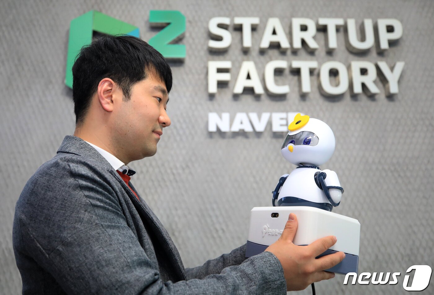 본문 이미지 - 윤영섭 와이닷츠 대표가 뉴스1과의 인터뷰에 앞서 인지향상 앵무새 AI로봇 &#39;피오&#39;와 함께 포즈를 취하고 있다. 2020.11.3/뉴스1 ⓒ News1 구윤성 기자