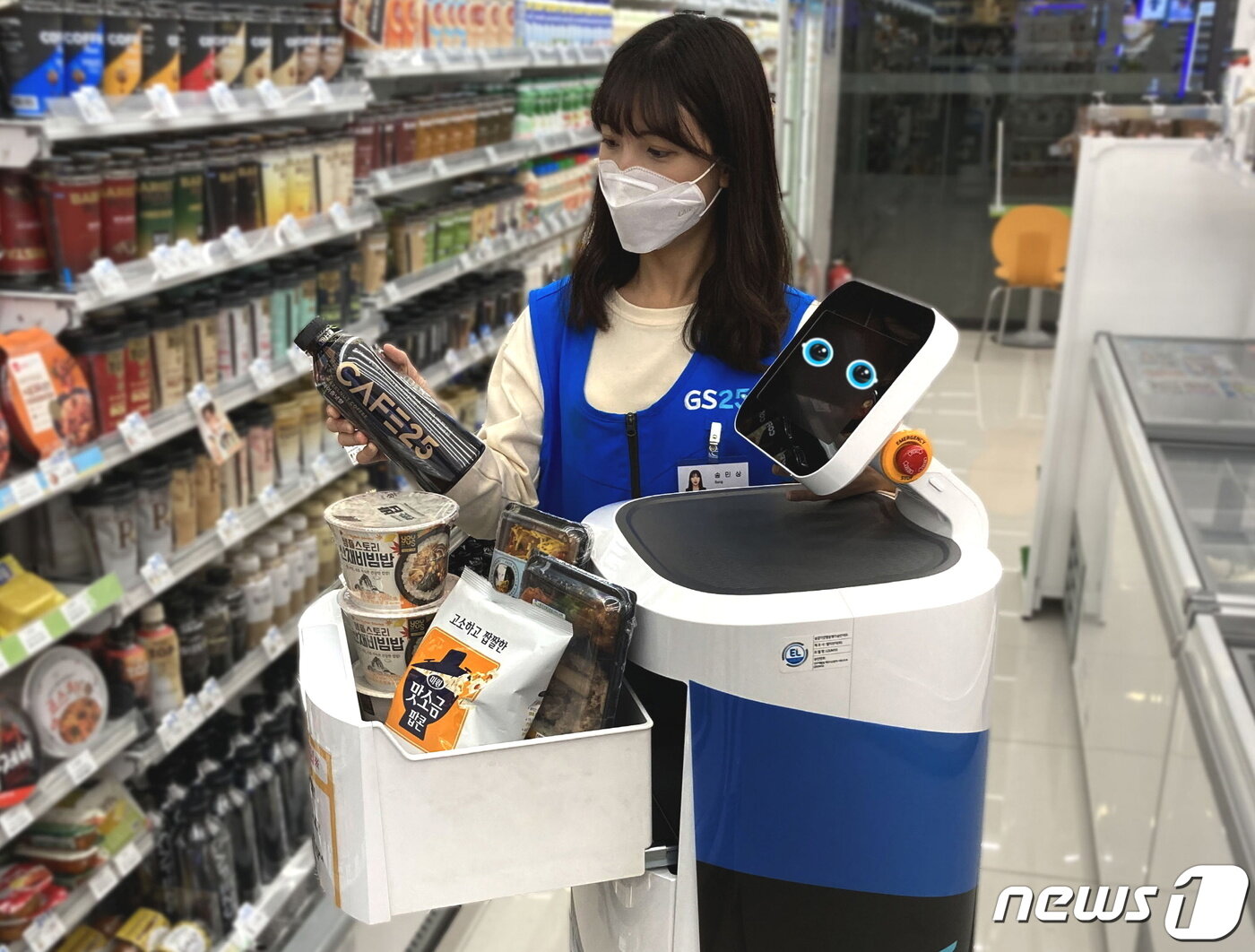 본문 이미지 - GS25직원이 LG 클로이 서브봇에 주문 받은 상품을 적재하고 있다.  /뉴스1