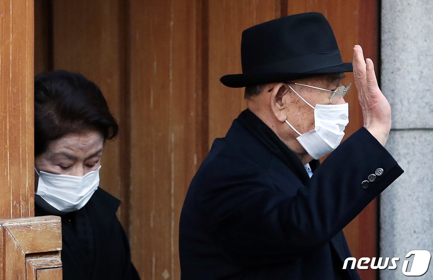 본문 이미지 - 5.18 헬기사격을 증언한 고(故) 조비오 신부에 대한 사자명예훼손 혐의로 재판을 받는 전두환과 부인 이순자 씨가 30일 오전 광주지법에서 열리는 1심 선고공판에 출석하기 위해 서울 연희동 자택을 나서며 손인사를 하고 있다. 2020.11.30/뉴스1 ⓒ News1 이동해 기자
