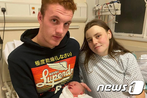 병원 응급실 화장실에서 아기를 낳은 디온 시본(오른쪽)과 남자친구 캘럼 모리스(왼쪽)와 딸 릴리메이. © 뉴스1