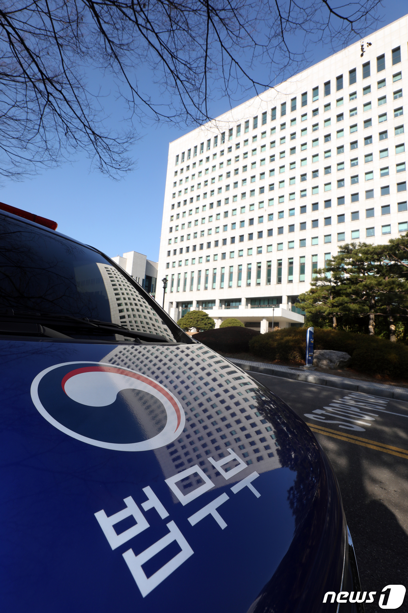 (서울=뉴스1) 황기선 기자 = 윤석열 검찰총장이 추미애 법무부 장관의 직무집행정지 명령의 효력을 정지해 달라고 낸 집행정지 신청의 심문이 30일 서울행정법원에서 열린다.법원이 집 …