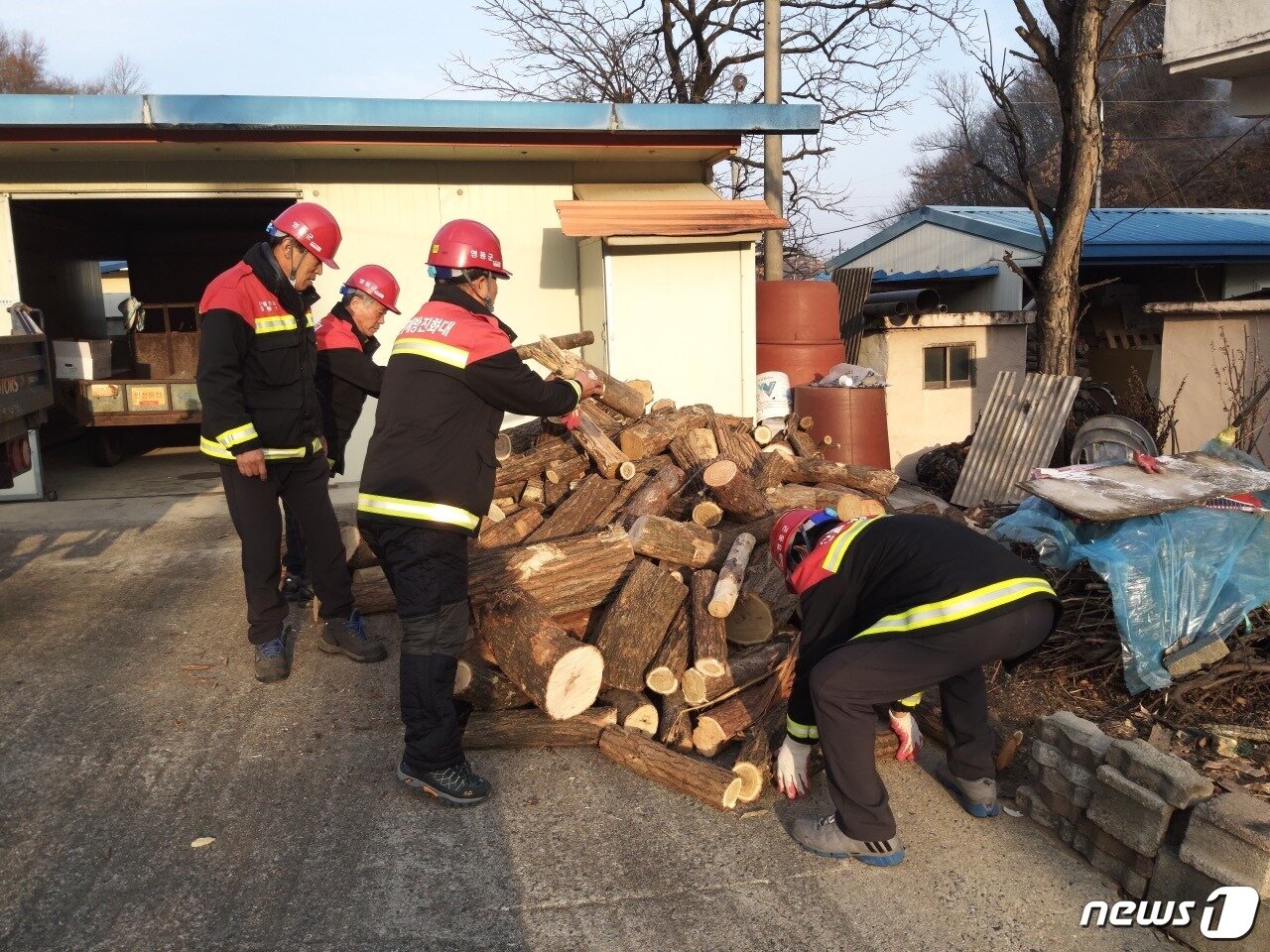 본문 이미지 - 영동군이 소외계층에 땔감을 전달하고 있다. (영동군 제공) ⓒ 뉴스1