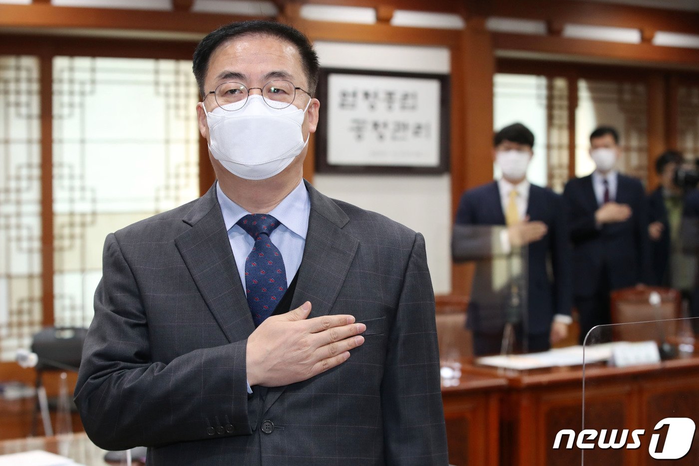 본문 이미지 - 김세환 중앙선관위 사무총장이 30일 오후 경기 과천 중앙선거관리위원회에서 열린 2021년 4월 7일에 실시하는 재·보궐선거 대책회의에 앞서 국민의례를 하고 있다. 2020.11.30/뉴스1 ⓒ News1 이광호 기자