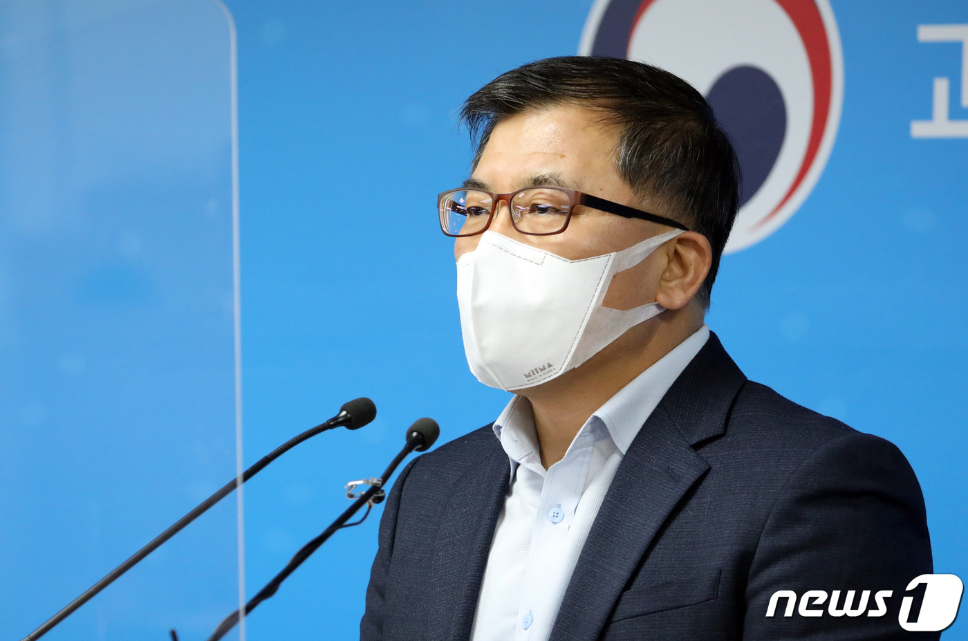 (세종=뉴스1) 장수영 기자 = 오용수 과학기술정보통신부 전파정책국장이 30일 세종시 어진동 과기부 기자실에사 '이동통신주파수 재할당 세부정책방안 확정' 브리핑을 하고 있다.과기부 …