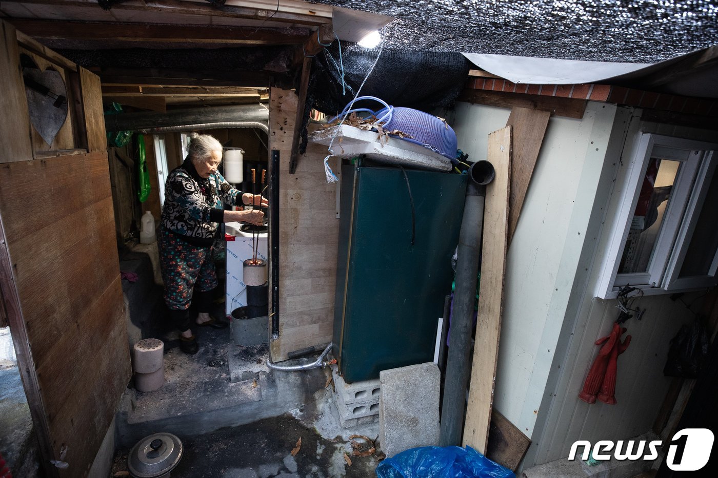 30일 서울 서초구 남태령 전원마을에서 한 어르신이 연탄보일러의 연탄을 갈고 있다. 신종 코로나바이러스 감염증&#40;코로나19&#41; 확산 여파로 인한 경제적 타격과 감염 우려에 따른 봉사 신청이 줄며 연탄 후원이 크게 줄었다. 2020.11.30/뉴스1 ⓒ News1 유승관 기자