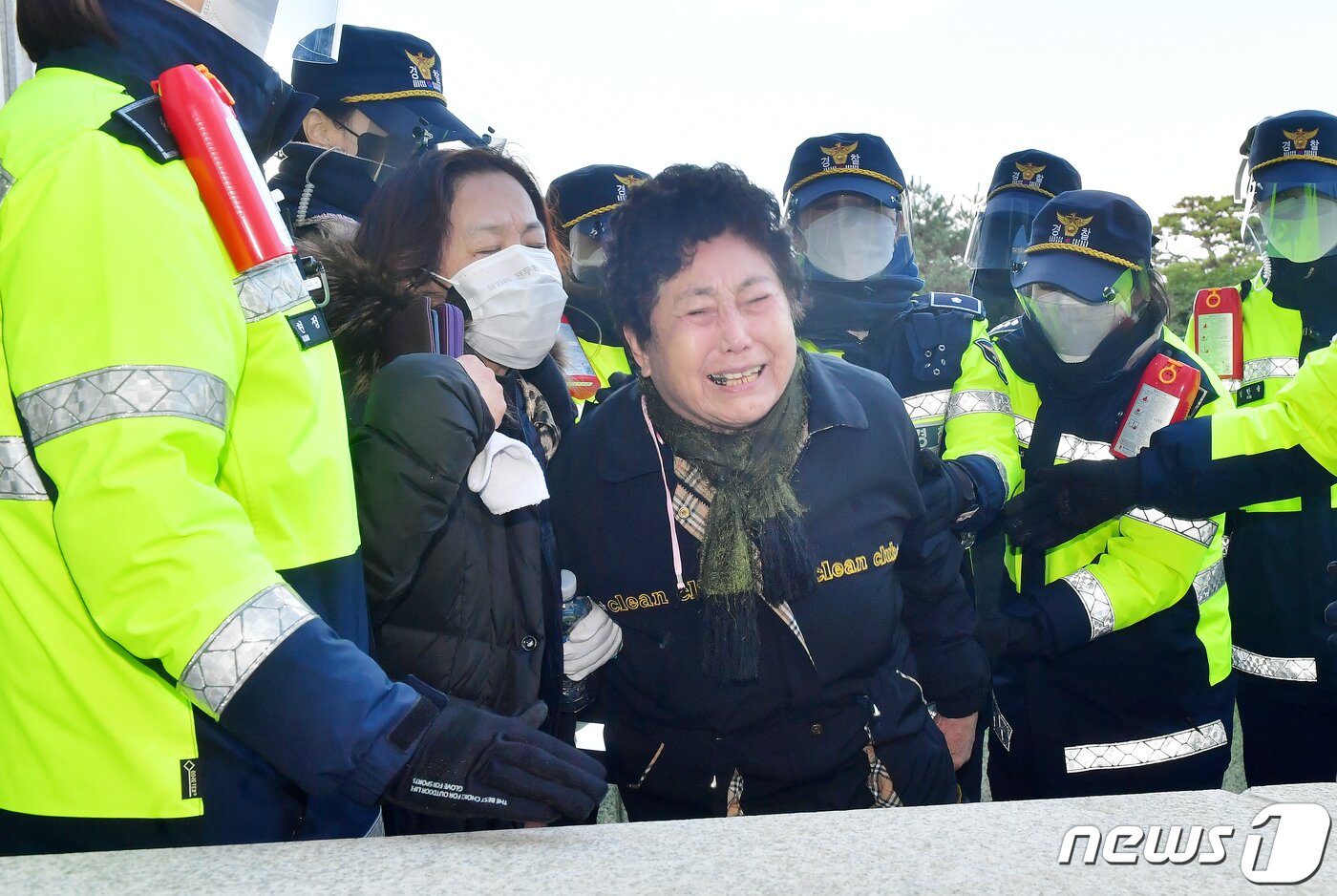 본문 이미지 - 사자명예훼손 혐의로 기소된 전두환 씨에 대한 1심 선고가 열린 30일 오후 광주 동구 광주지법에서 판결을 지켜본 5·18 민주화운동 유가족이 기대했던 법정구속 판결이 나오지 않자 오열하고 있다. 광주지법 형사8단독 김정훈 판사는 이날 전씨에 대해 징역 8개월에 집행유예 2년을 선고했다. 2020.11.30/뉴스1 ⓒ News1 황희규 기자