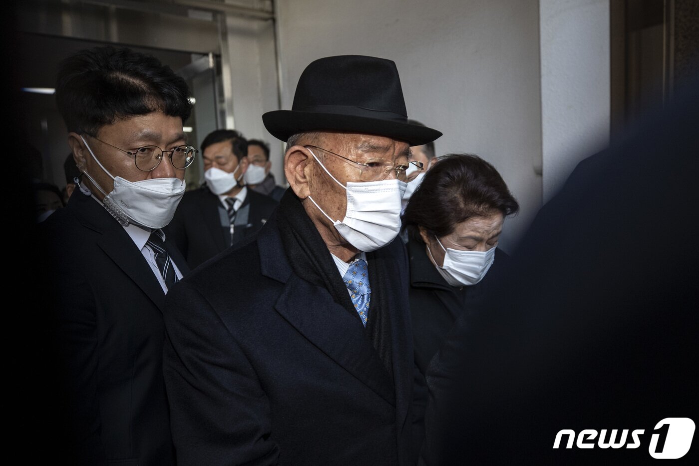 본문 이미지 - '5·18 헬기사격'을 증언한 고(故) 조비오 신부에 대한 사자명예훼손 혐의로 기소된 전두환 씨가 30일 1심 선고 공판을 마친 뒤 광주지방법원을 나서고 있다. 광주지법 형사8단독 김정훈 판사는 이날 전씨에 대해 징역 8개월에 집행유예 2년을 선고했다. 2020.11.30/뉴스1 ⓒ News1 황희규 기자