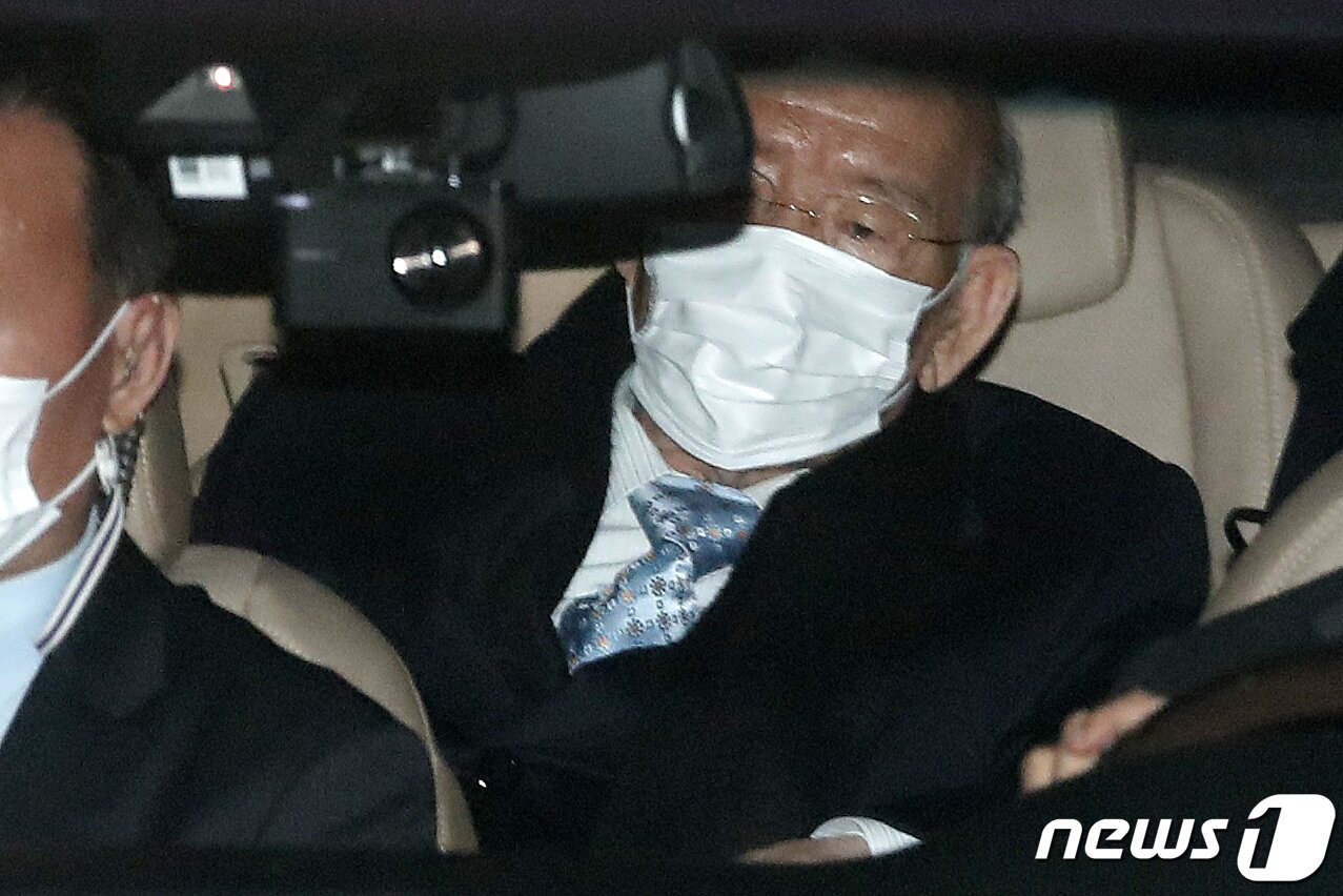 본문 이미지 - '5·18 헬기사격'을 증언한 고(故) 조비오 신부에 대한 사자명예훼손 혐의로 기소된 전두환 전 대통령이 30일 오후 광주지방법원에서 열린 선고공판을 마치고 서울 서대문구 연희동 자택에 도착하고 있다. 이날 광주지법 형사8단독 김정훈 판사는 이날 전두환 전 대통령에 대해 징역 8개월에 집행유예 2년을 선고했다. 2020.11.30/뉴스1 ⓒ News1 이승배 기자