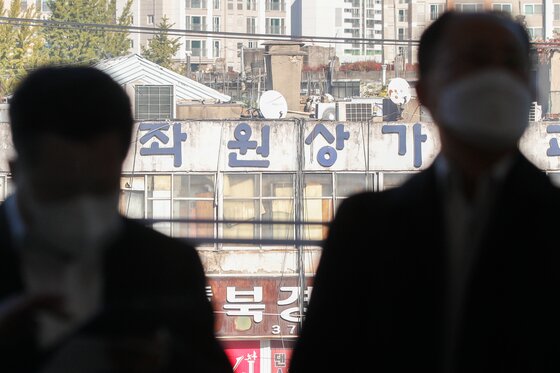 본문 이미지 - 4일 오후 서울 서대문구 좌원상가아파트의 모습. 서대문구와 국토교통부, 한국토지주택공사(LH)는 이날 위험건축물(좌원상가) 정비형 도시재생방안을 발표했다. 정밀안전진단 결과 E등급을 받은 좌원상가아파트는 도시재생뉴딜사업을 통해 공공임대상가, 생활SOC, 공공임대주택, 분양주택으로 탈바꿈할 예정이다. 2020.11.4/뉴스1 ⓒ News1 안은나 기자