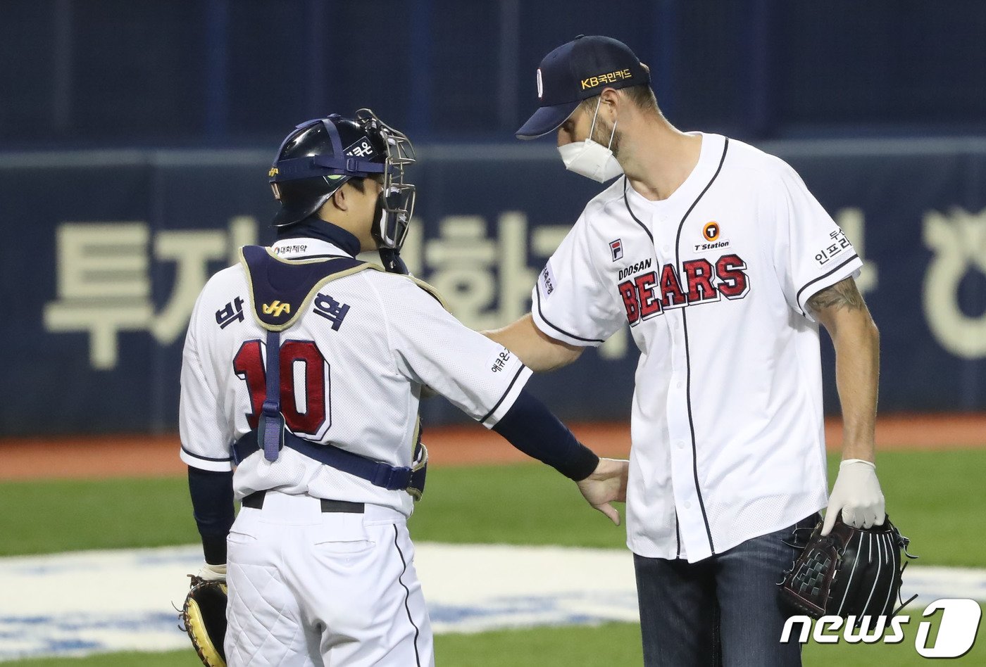 4일 오후 서울 송파구 잠실야구장에서 열린 프로야구 2020 신한은행 SOL KBO 포스트시즌 준플레이오프 1차전 LG 트윈스와 두산 베어스의 경기에서 시구를 마친 더스틴 니퍼트가 두산 박세혁과 하이파이브를 나누고 있다. 2020.11.4/뉴스1 ⓒ News1 임세영 기자