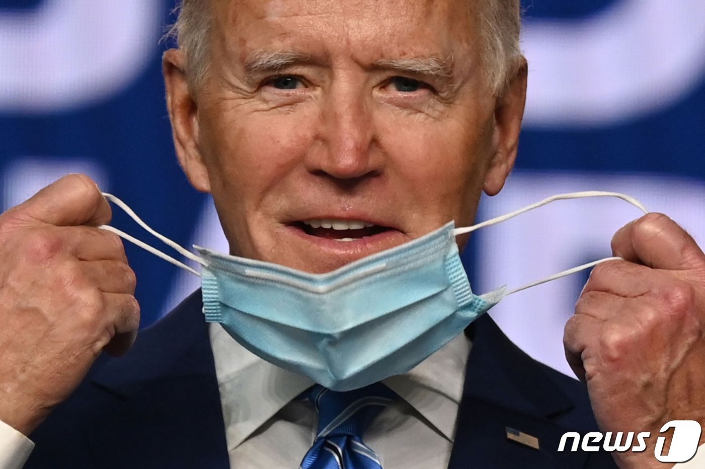본문 이미지 - 조 바이든 미국 민주당 대통령 후보가 4일(이하 현지시간) 델라웨어주 윌밍턴의 체이스센터에서 연설을 하기 위해 도착을 하면서 마스크를 벗고 있다. ⓒ AFP=뉴스1 ⓒ News1 우동명 기자