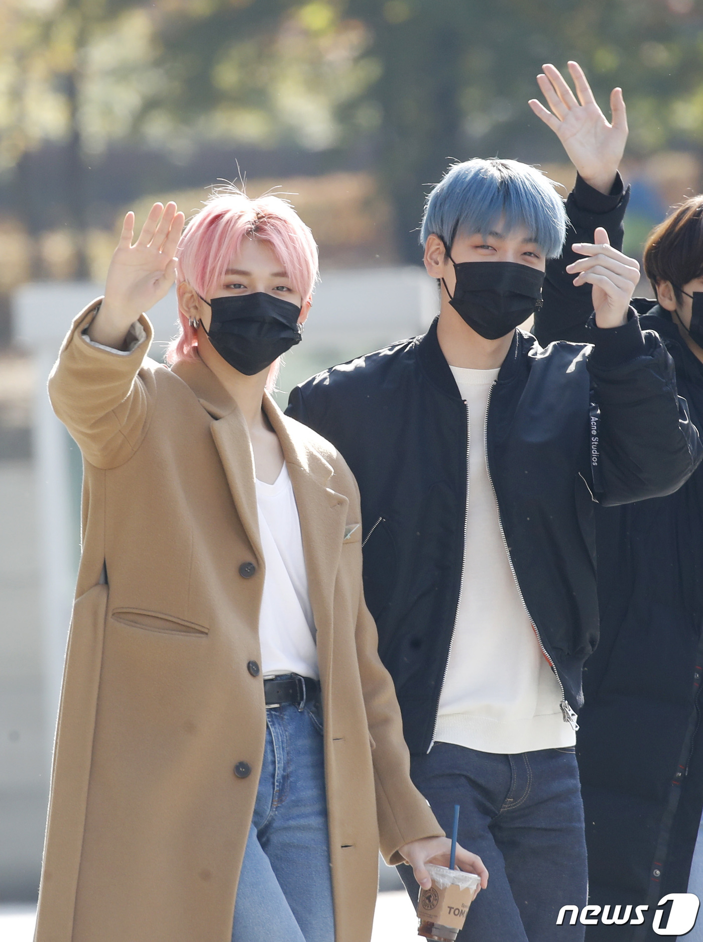 (서울=뉴스1) 권현진 기자 = 투모로우바이투게더(TXT) 연준, 수빈(오른쪽)이 5일 서울 양천구 목동SBS에서 열린 ‘두시탈출 컬투쇼’ 녹화를 마치고 퇴근을 하고 있다. 202 …