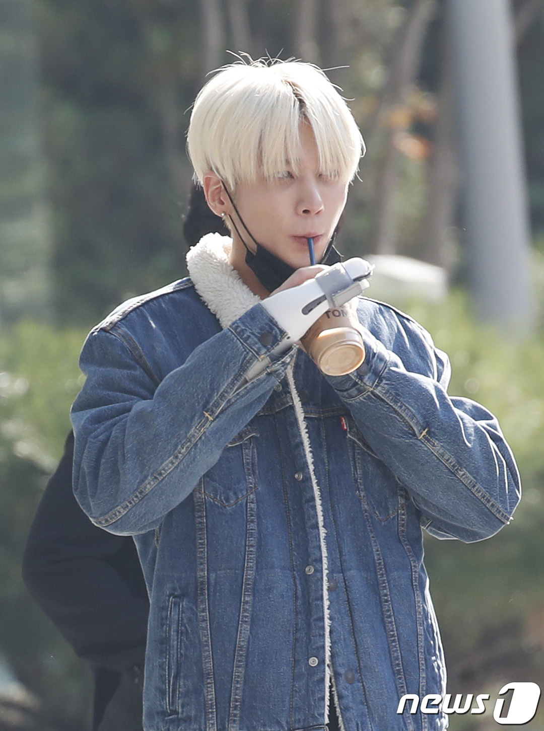 (서울=뉴스1) 권현진 기자 = 투모로우바이투게더(TXT) 태현이 5일 서울 양천구 목동SBS에서 열린 ‘두시탈출 컬투쇼’ 녹화를 마치고 퇴근을 하고 있다. 2020.11.5/뉴스 …