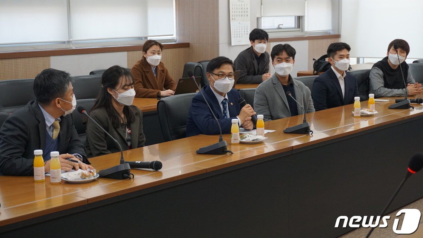 본문 이미지 - 정병선 과학기술정보통신부 제1차관이 지난 4일 서울 관악구 소재 서울대 보건대학원에서 '건강한 연구실'로 선정된 산업환경보건연구실 학생들과 간담회를 갖고 있다. (서울대학교 제공) 2020.11.4/뉴스1