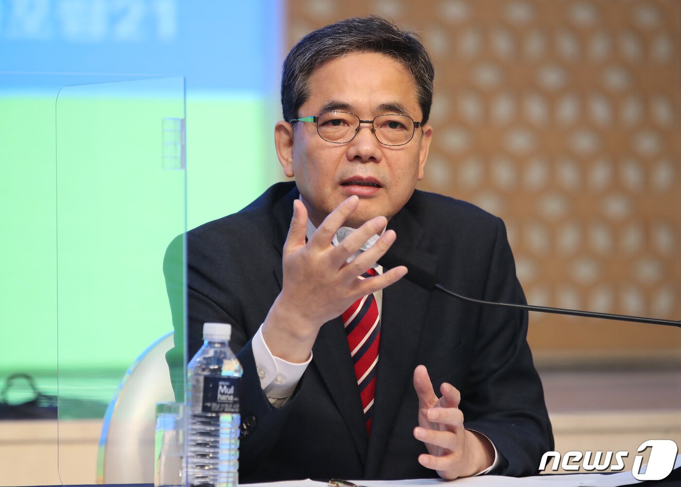본문 이미지 - 곽상도 국민의힘 대구시당위원장이 6일 오전 대구 호텔수성에서 열린 대구·경북 중견언론인모임 아시아포럼21 정책토론회에 참석해 취재진의 질문에 답하고 있다. 2020.11.6/뉴스1 ⓒ News1 공정식 기자