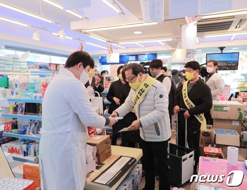 본문 이미지 - 조광한 시장이 조안면 주민들을 위해 양수리까지 가서 약을 사는 모습 ⓒ 뉴스1