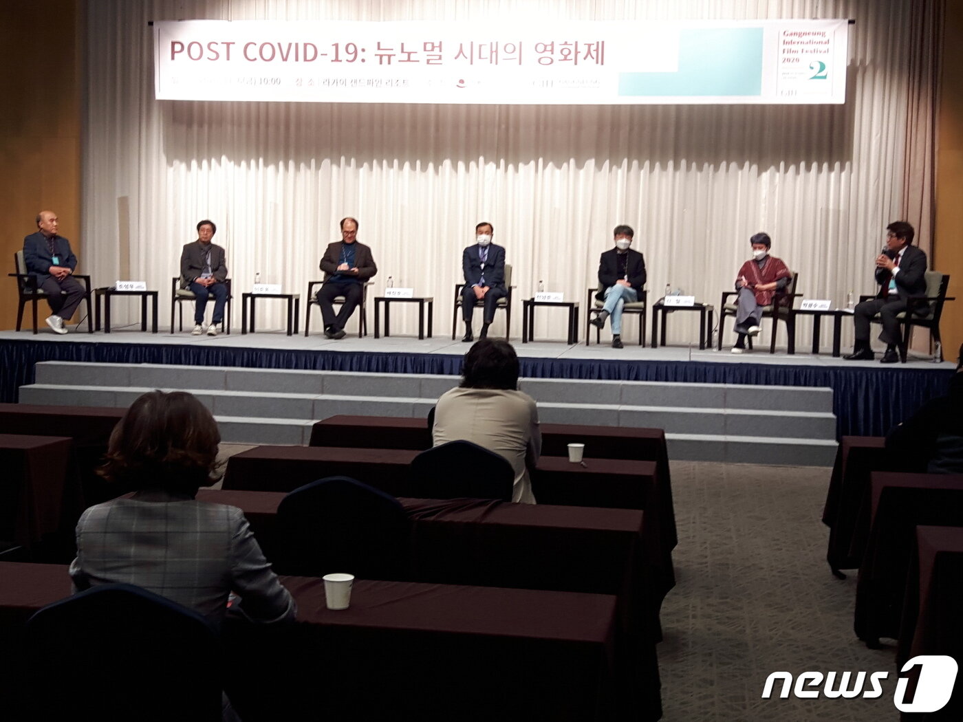 본문 이미지 - 강릉포럼 2부 토론회가 김홍준 강릉국제영화제 이사장의 사회로 박광수 서울국제여성영화제 집행위원장, 배창호 울주세계산악영화제 집행위원장 등이 참석한 가운데 진행되고 있다. ⓒ 뉴스1 이상훈 기자