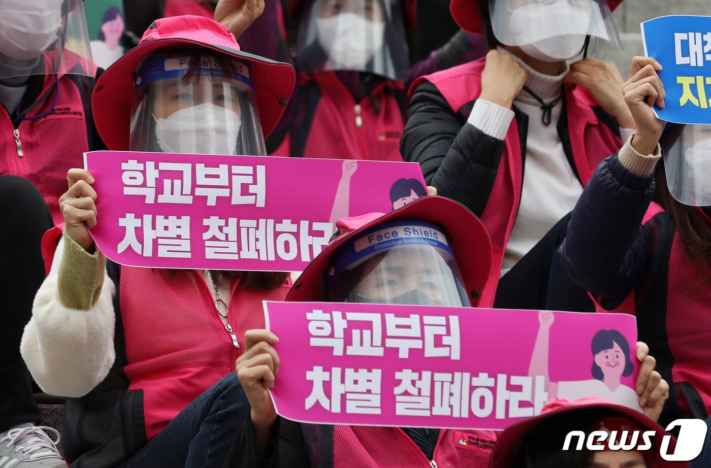 본문 이미지 - 전국학교비정규직노조 울산지부 소속 초등학교 돌봄전담사들이 지난 11월6일 울산시교육청 앞에서 열린 파업 대회에서 피켓을 들고 구호를 외치고 있다. 2020.11.6/뉴스1 ⓒ News1 윤일지 기자