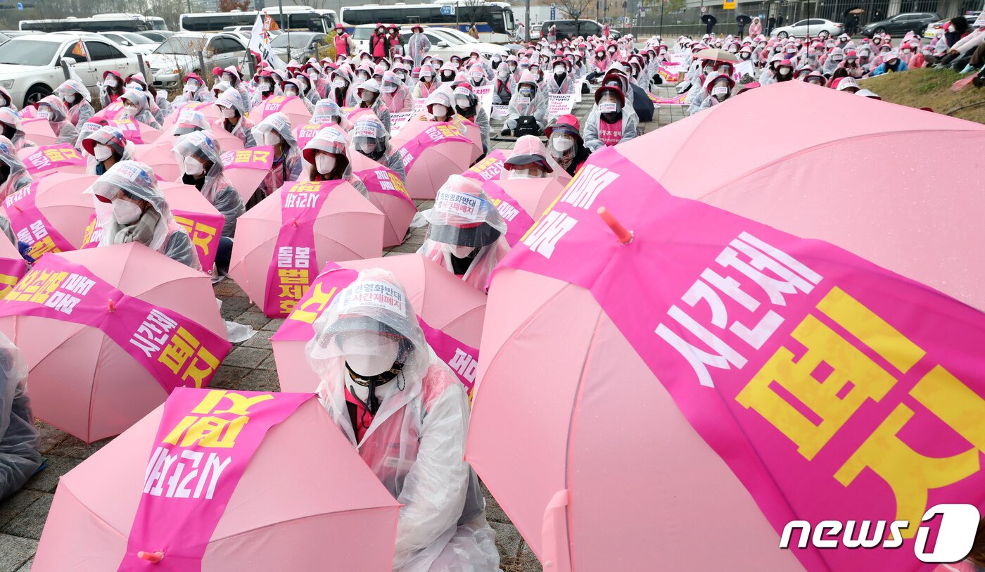본문 이미지 - 학교돌봄 법제화, 지자체 이관 중단 등을 요구하며 총파업에 나선 전국학교비정규직노조 소속 돌봄전담사들이 지난 6일 세종시 정부세종청사 교육부 앞에서 총파업 결의대회를 열고 있다./뉴스1 ⓒ News1