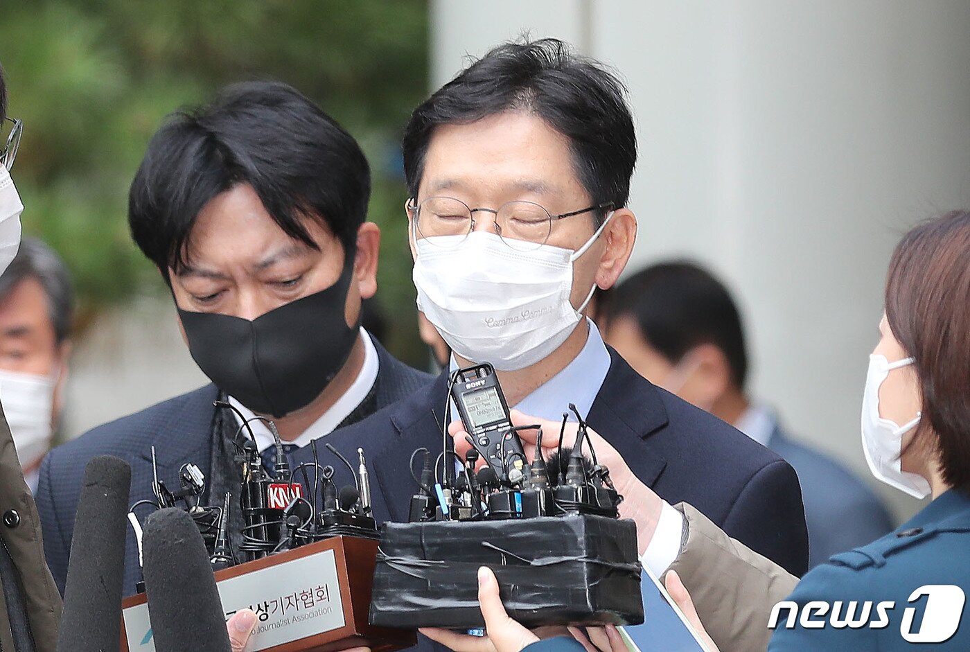 본문 이미지 - '드루킹 댓글 조작 공모' 혐의로 기소된 김경수 경남도지사가 6일 오후 서울 서초구 서울고등법원에서 열린 컴퓨터등장애업무방해 등 항소심 선고 공판을 마친 후 심경을 밝히고 있다. 서울고법 형사2부(부장 함상훈)는 이날 재판에서 컴퓨터 등 장애 업무방해 혐의에 징역 2년, 공직선거법 위반 혐의에 무죄를 각각 선고했다. 재판부는 보석 취소는 하지 않았다. 2020.11.6/뉴스1 ⓒ News1 임세영 기자