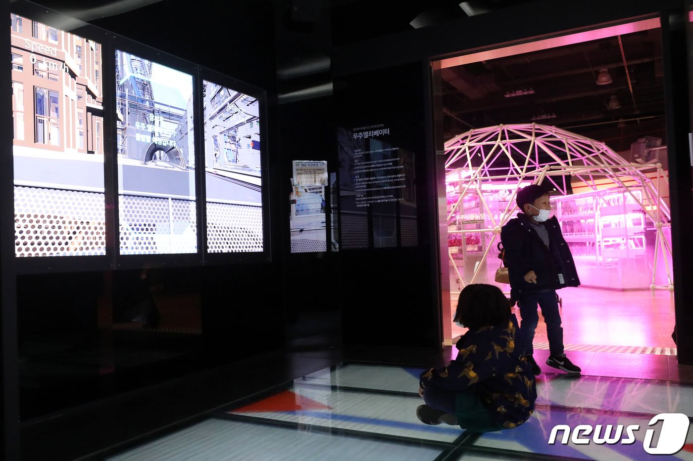 (과천=뉴스1) 황기선 기자 = 6일 경기 과천시 국립과천과학관 미래상상SF관에서 시민들이 전시품을 살펴보고 있다.과천과학관은 이날부터 오는 15일까지 국내 최대 SF 미래과학축제 …