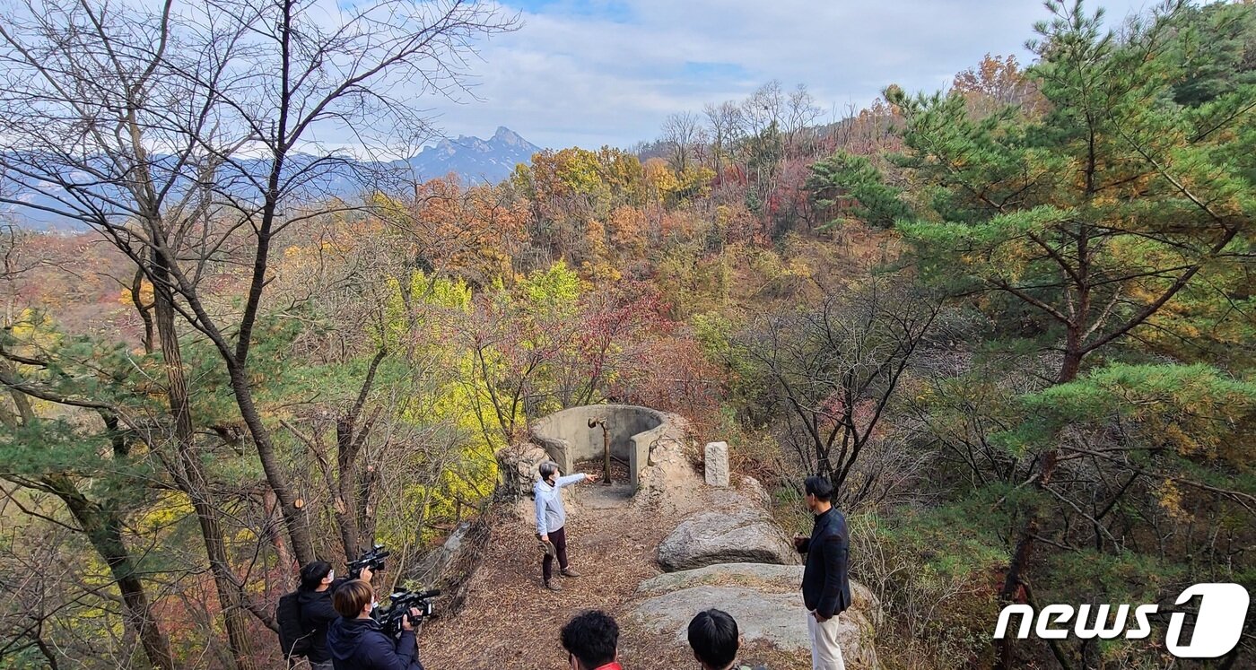 본문 이미지 - 북악산 둘레길에 남아있는 대공방어진지.ⓒ 뉴스1 이기림 기자